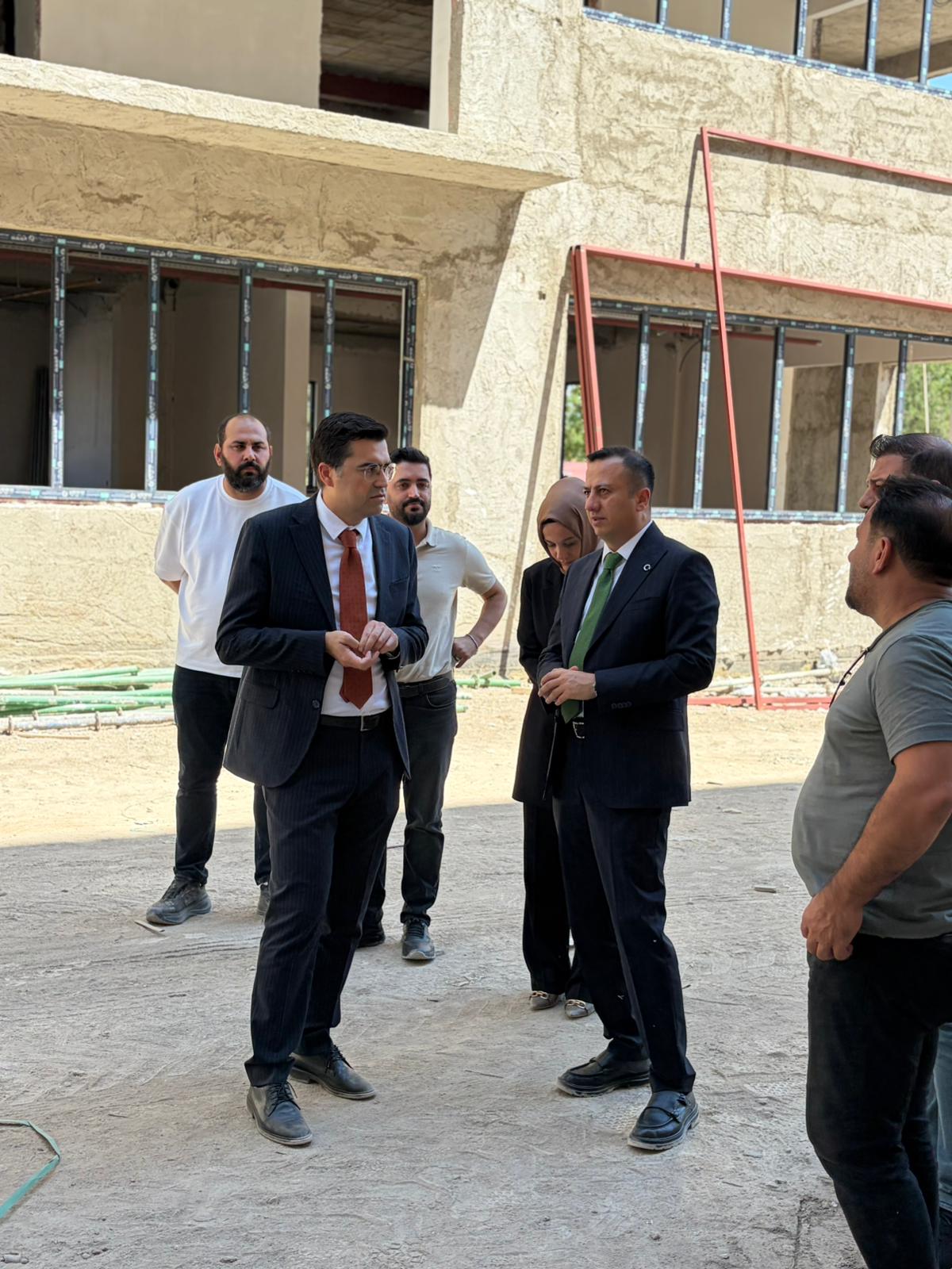 Engelli ve Yaşlı Hizmetleri Genel Müdürü Sayın Taha Kürşat Sezen, Daire Başkanı Sayın Salih Emre İnan ve İl Müdürümüz Sayın Selim KÖSE, inşaatı devam eden Isparta Huzurevini ziyaret etti.