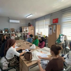Cumayanı Aile Destek Merkezi’nde (ADEM) “Aile İçi Şiddetle Mücadelede Destek Mekanizmaları” Eğitimi Gerçekleştirildi - fotoğraf 2