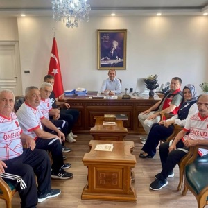 Eylül ayında Çanakkale’de düzenlenecek Türkiye Şampiyonası’na grup birincisi olarak katılmaya hak kazanan Kadirli Huzurevi bocce takımı, Kadirli Kaymakamı Erdinç Dolu’yu ziyaret etti. - fotoğraf 1