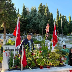 15 Temmuz Demokrasi ve Milli Birlik Günleri etkinlikleri kapsamında Şehir Mezarlığında Kur'an-ı Kerim tilaveti yapılmıştır. - fotoğraf 2