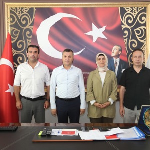 Öz Sağlık-İş Sendikası Kırşehir Şube Başkanı Nurcan Özer ile Yönetim Kurulu Üyeleri Yunus Serbes ve Bora Bayık, İl Müdürümüz Sayın Abdurrahman Bilgiç’i ziyaret ederek hayırlı olsun dileklerini iletti. - fotoğraf 1
