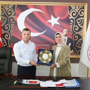 Öz Sağlık-İş Sendikası Kırşehir Şube Başkanı Nurcan Özer ile Yönetim Kurulu Üyeleri Yunus Serbes ve Bora Bayık, İl Müdürümüz Sayın Abdurrahman Bilgiç’i ziyaret ederek hayırlı olsun dileklerini iletti. - fotoğraf 2