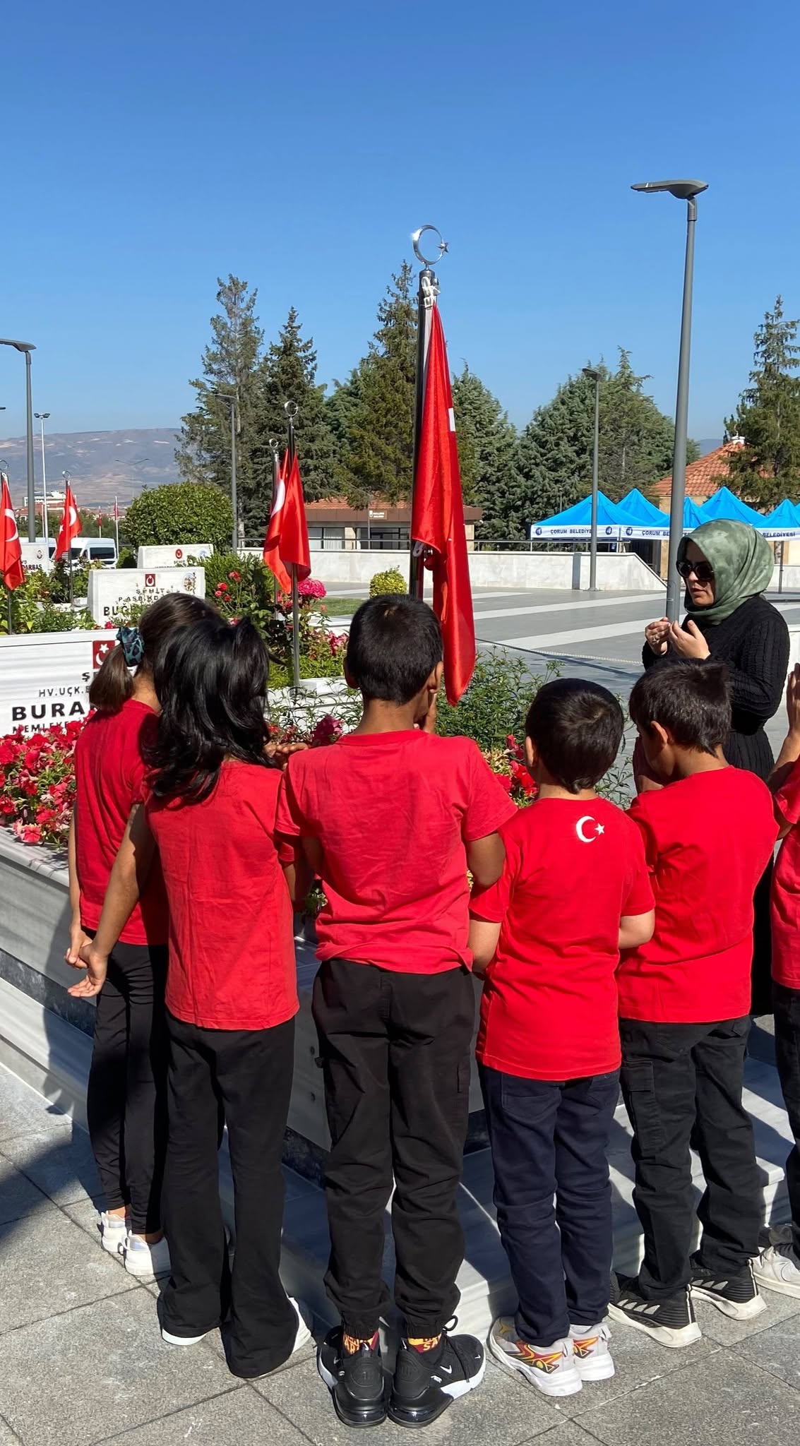Tarihin akışını değiştiren Malazgirt Zaferi ve bağımsızlığımızın mührü Büyük Taarruz’un yıl dönümünde, Zafer Haftası kapsamında koruma ve bakım altındaki çocuklarımızla birlikte şehitliğimizi ziyaret ettik.