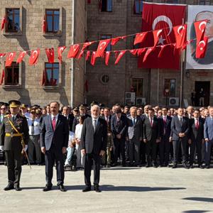 30 Ağustos Zafer Bayramı’nın 104. yıl dönümü, Isparta’da büyük bir coşku ve gururla kutlandı. - fotoğraf 2