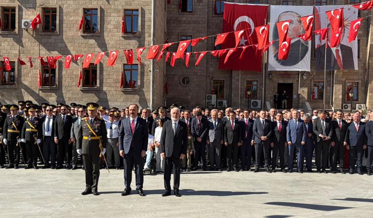 30 Ağustos Zafer Bayramı’nın 104. yıl dönümü, Isparta’da büyük bir coşku ve gururla kutlandı.