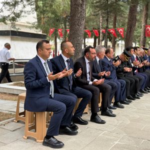 30 Ağustos Zafer Bayramı’nın 104. yıl dönümü dolayısıyla aziz şehitlerimiz, kabirleri başında dualarla anıldı. - fotoğraf 4
