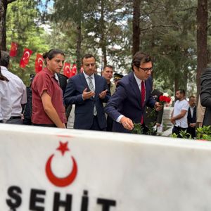 30 Ağustos Zafer Bayramı’nın 104. yıl dönümü dolayısıyla aziz şehitlerimiz, kabirleri başında dualarla anıldı. - fotoğraf 2