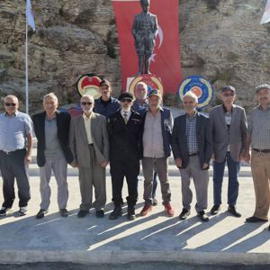 Eğirdir Huzurevimizden hizmet alan kıymetli sakinlerimizle birlikte, 30 Ağustos Zafer Bayramı’nın 104. yıl dönümü dolayısıyla düzenlenen çelenk sunma törenine katılım sağladık. - fotoğraf 1