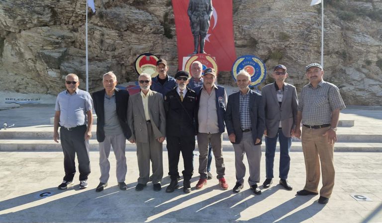 Eğirdir Huzurevimizden hizmet alan kıymetli sakinlerimizle birlikte, 30 Ağustos Zafer Bayramı’nın 104. yıl dönümü dolayısıyla düzenlenen çelenk sunma törenine katılım sağladık.