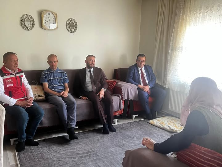 İl Müdürümüz Sayın Alper Alp, Sosyal Hizmet Modelimizden faydalanan Kadim Kaan Aynalı’yı ziyaret etti. 