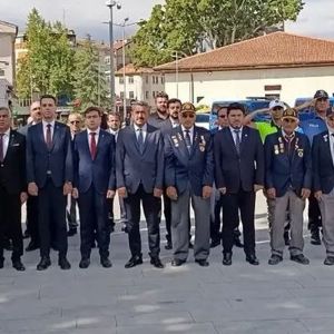Şarkikaraağaç Sosyal Hizmet Merkezimiz tarafından, 30 Ağustos Zafer Bayramı’nın 104. yıl dönümü dolayısıyla düzenlenen törene; ilçe protokolü, şehit yakınlarımız ve gazilerimizle birlikte katılım sağladık. - fotoğraf 1