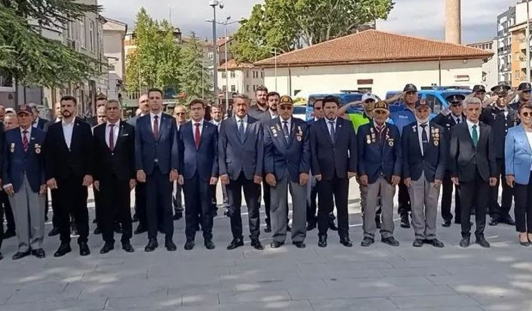 Şarkikaraağaç Sosyal Hizmet Merkezimiz tarafından, 30 Ağustos Zafer Bayramı’nın 104. yıl dönümü dolayısıyla düzenlenen törene; ilçe protokolü, şehit yakınlarımız ve gazilerimizle birlikte katılım sağladık.