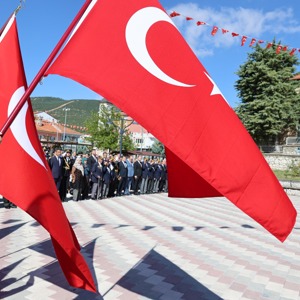 Keçiborlu Sosyal Hizmet Merkezimiz tarafından, 30 Ağustos Zafer Bayramı’nın 104. yıl dönümü dolayısıyla düzenlenen törene; Keçiborlu Kaymakamı Sayın Kerem Türker, Belediye Başkanı Sayın Yusuf Murat Parlak, ilçe protokolü, şehit yakınlarımız ve gazilerimizle birlikte katılım sağladık. - fotoğraf 5