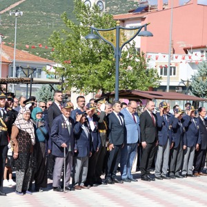 Keçiborlu Sosyal Hizmet Merkezimiz tarafından, 30 Ağustos Zafer Bayramı’nın 104. yıl dönümü dolayısıyla düzenlenen törene; Keçiborlu Kaymakamı Sayın Kerem Türker, Belediye Başkanı Sayın Yusuf Murat Parlak, ilçe protokolü, şehit yakınlarımız ve gazilerimizle birlikte katılım sağladık. - fotoğraf 3