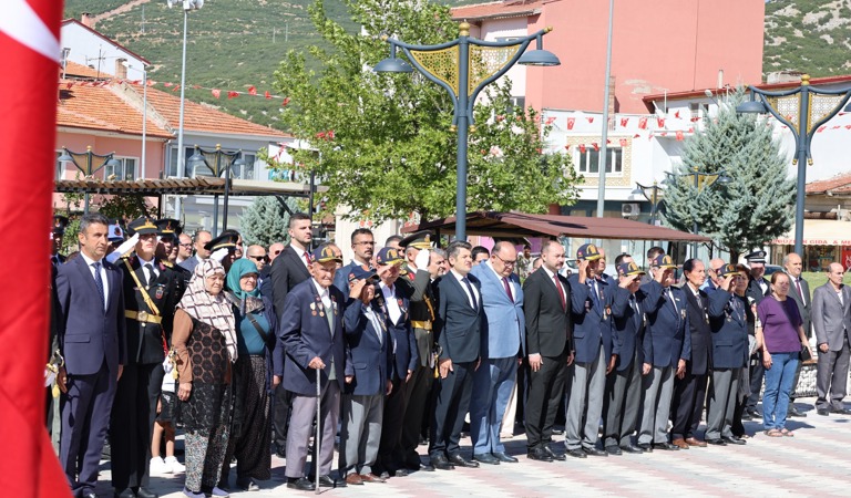 Keçiborlu Sosyal Hizmet Merkezimiz tarafından, 30 Ağustos Zafer Bayramı’nın 104. yıl dönümü dolayısıyla düzenlenen törene; Keçiborlu Kaymakamı Sayın Kerem Türker, Belediye Başkanı Sayın Yusuf Murat Parlak, ilçe protokolü, şehit yakınlarımız ve gazilerimizle birlikte katılım sağladık.