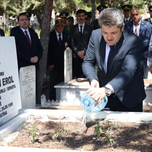 Keçiborlu Sosyal Hizmet Merkezimiz tarafından, 30 Ağustos Zafer Bayramı’nın 104. yıl dönümü dolayısıyla düzenlenen törene; Keçiborlu Kaymakamı Sayın Kerem Türker, Belediye Başkanı Sayın Yusuf Murat Parlak, ilçe protokolü, şehit yakınlarımız ve gazilerimizle birlikte katılım sağladık. - fotoğraf 1