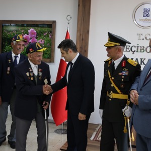 Keçiborlu Sosyal Hizmet Merkezimiz tarafından, 30 Ağustos Zafer Bayramı’nın 104. yıl dönümü dolayısıyla düzenlenen törene; Keçiborlu Kaymakamı Sayın Kerem Türker, Belediye Başkanı Sayın Yusuf Murat Parlak, ilçe protokolü, şehit yakınlarımız ve gazilerimizle birlikte katılım sağladık. - fotoğraf 2