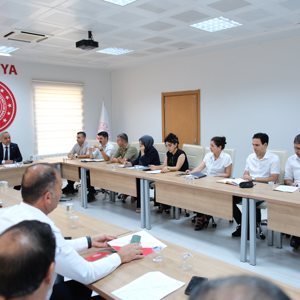 Ağustos Ayı İl Müdürlüğü Değerlendirme toplantımız, İl Müdürümüz Sayın Ömer Faruk ERGÜN başkanlığında, İl Müdür Yardımcılarımız, Şube Müdürlerimiz, Kuruluş Müdürlerimiz ve Hukuk Birimi Koordinatörümüzün katılımıyla gerçekleştirildi. - fotoğraf 2