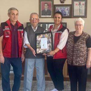 İl Müdürlüğümüzde görevli çalışma arkadaşlarımız tarafından, Şehidimiz Şevki Koray Akoğuz’un kıymetli annesi Münevver Akoğuz ve babası Ayhan Akoğuz hanelerinde ziyaret edildi. - fotoğraf 1