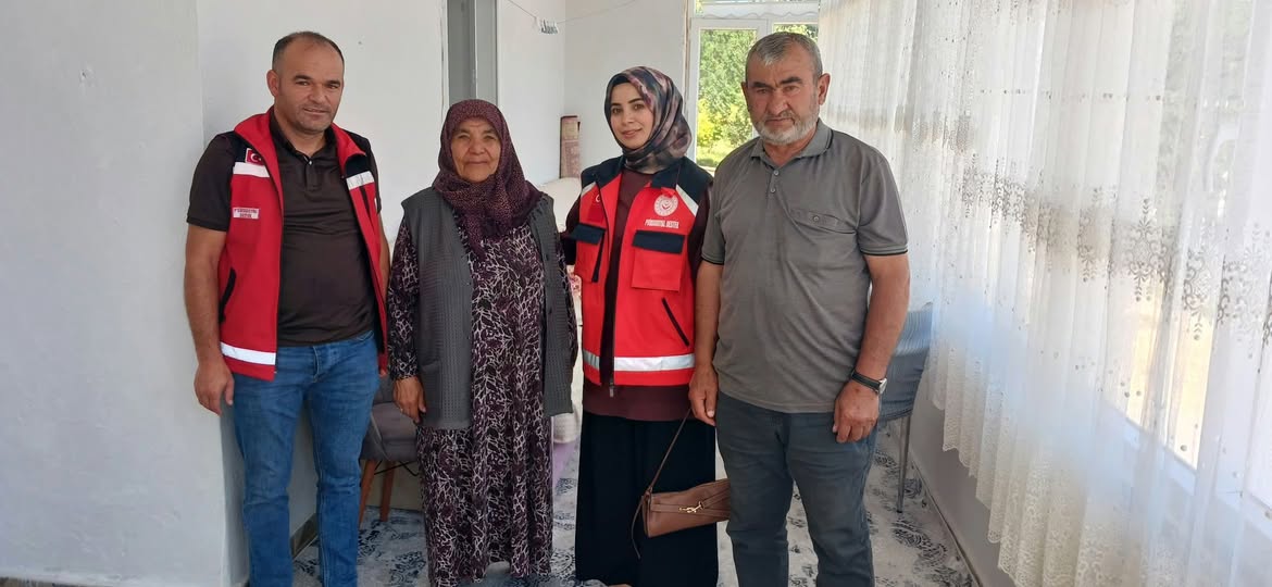 Kıbrıs Gazimiz Dursun Ersoy ve kıymetli eşi Ayşe Ersoy’u hanelerinde ziyaret edildi.