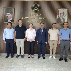 Muğla Büyükşehir Belediyesi Muhtarlık İşleri Daire Başkanı Havva ATABEY, Muhtarlık İşleri Şube Müdürü Murat TAŞDEMİR ve Şehit Yakınları ve Gaziler Şube Müdürü Murat İLERİ, İl Müdürümüz Mahmut SELÇUK’u makamında ziyaret etti.  - fotoğraf 1