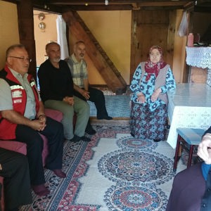 Şavşat Erikli Köyünde Meydana Gelen Yangından Etkilenen Vatandaşlara Psikososyal Destek Sağlandı - fotoğraf 1