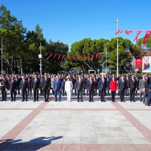30 Ağustos Zafer Bayramı’mızın 104. yıl dönümü dolayısıyla, Valimiz Sayın Dr. İdris AKBIYIK, İl Müdürümüz Mahmut SELÇUK ve il protokolünün katılımıyla Cumhuriyet Meydanı’nda bulunan Atatürk Anıtı’nda Çelenk Sunma Töreni gerçekleştirildi.  - fotoğraf 1