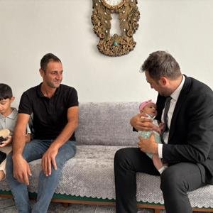 İl Müdürümüz Çetin Tutaş’tan 3. Bebek Sevinci Yaşayan Aileye Ziyaret - fotoğraf 1