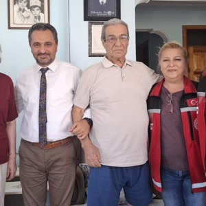 İl Müdürümüz Mahmut SELÇUK, geçtiğimiz günlerde rahatsızlık geçiren Şehit Polis Memuru Adil ALSAN’ın kıymetli babası Kazım ALSAN’a geçmiş olsun ziyaretinde bulundu - fotoğraf 1