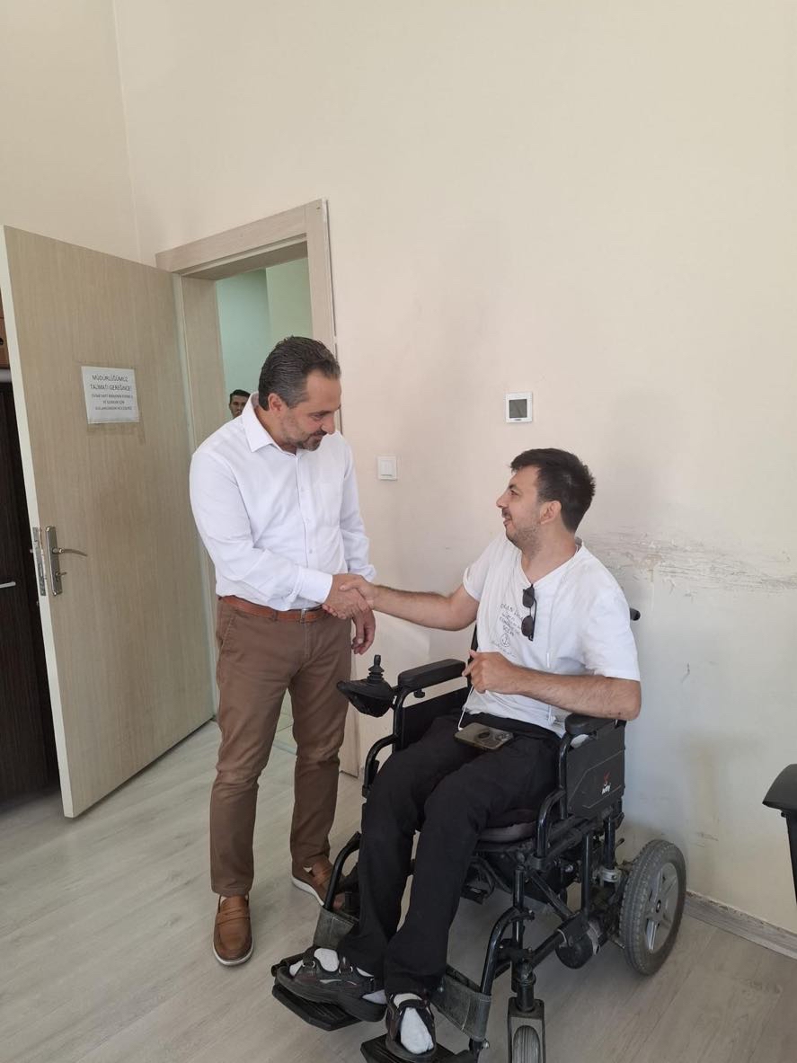 İl Müdürümüz Mahmut SELÇUK, İl Müdürlüğümüzde görev yapan personellerimizi çalışma odalarında ziyaret ederek kendileriyle bir araya geldi.