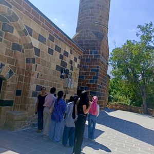Yaz Tatilinin Son Günlerinde Devlet Himayesindeki Çocuklarımızla Birlikte Diyarbakır, Mardin, Van, Bitlis Ve Erzurum’un Tarihi, Kültürel Ve Doğal Güzelliklerini Keşfettik. - fotoğraf 7