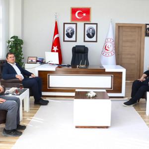 Sinop’un Boyabat ilçesine ataması gerçekleştirilen Vali Yardımcımız Sayın Ömer Özbay ile Başöğretmen Sayın Fehmi Baz,  İl Müdürümüz Sayın Serdar Demirci’yi ziyaret etti. - fotoğraf 1