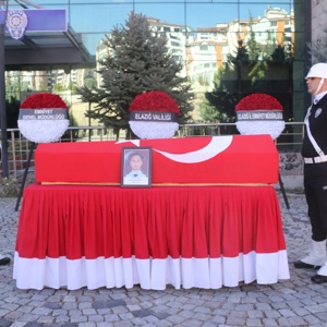 Palu İlçe Emniyet Müdürlüğü kadrosunda görev yapan ve geçirdiği elim trafik kazası sonucu hayatını kaybeden Polis Memuru Mert Ozan ŞİNDİ için Elazığ İl Emniyet Müdürlüğünde düzenlenen cenaze törenine katılım Sağladık. - fotoğraf 5
