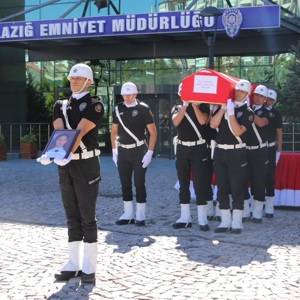 Palu İlçe Emniyet Müdürlüğü kadrosunda görev yapan ve geçirdiği elim trafik kazası sonucu hayatını kaybeden Polis Memuru Mert Ozan ŞİNDİ için Elazığ İl Emniyet Müdürlüğünde düzenlenen cenaze törenine katılım Sağladık. - fotoğraf 4