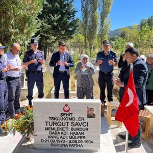 Aziz Şehidimiz Turgut SAVCI ‘nın Şehadetinin Sene-i Devriyesinde Gölhisar İlçemizde Kabri Başında Dualarla Yâd Edildi. - fotoğraf 1