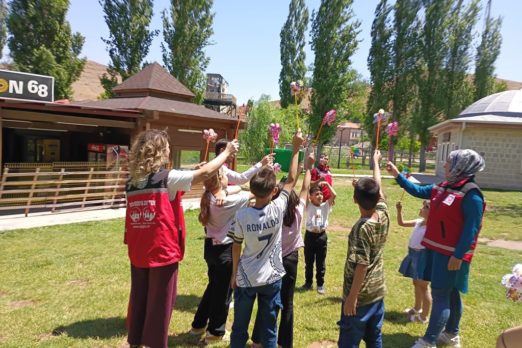 Aile ve Sosyal Hizmetler Bakanımız Mahinur Özdemir Göktaş, çocukların sağlıklı gelişimlerini desteklemek amacıyla okullarla iletişime geçerek risk grubundaki çocukları belirleyen Çocuklar Güvende ekiplerinin, 9 bin 842 çocuğu sanat, spor ve sosyal faaliyetlere yönlendirdiğini bildirdi.