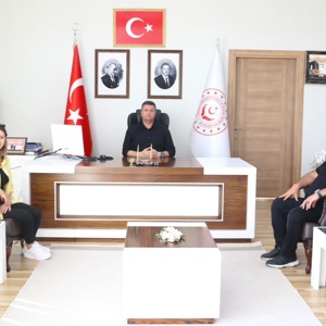 Malatya AFAD Şube Müdürü Sayın Ender ZEKİ ve eşi Sayın Mine ZEKİ, İl Müdürümüz Sayın Serdar DEMİRCİ ile bir araya geldi. - fotoğraf 1