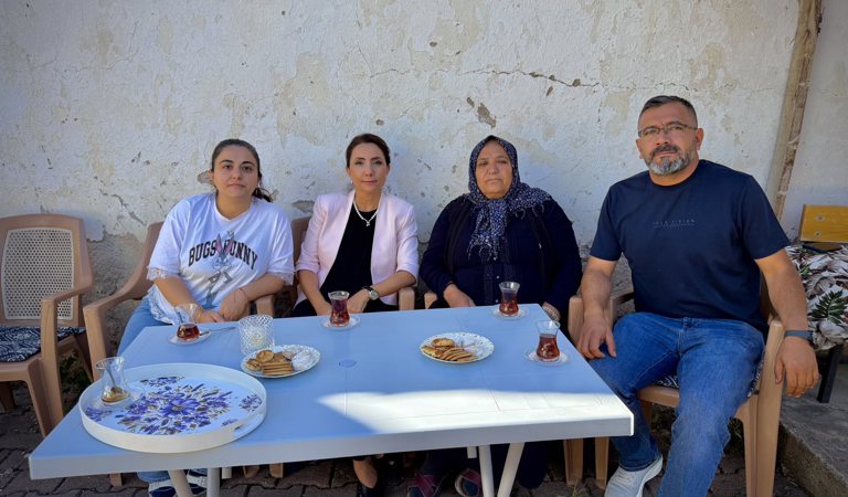 İl Müdürümüz Arzu Çıngır, Felahiye İlçesinde İkamet Eden Şehidimiz Bekir Erciyes’in Annesi Ayşe Erciyes’i Evinde Ziyaret Etti.