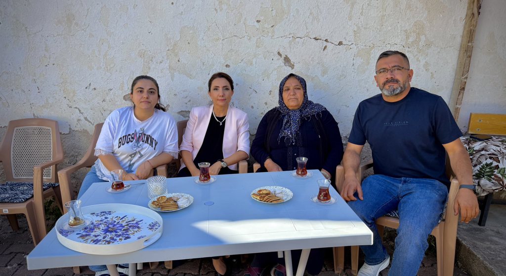 İl Müdürümüz Arzu Çıngır, Felahiye İlçesinde İkamet Eden Şehidimiz Bekir Erciyes’in Annesi Ayşe Erciyes’i Evinde Ziyaret Etti.