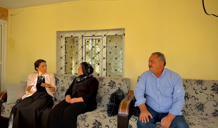 İl Müdürümüz Arzu Çıngır, Felahiye İlçesinde İkamet Eden Şehidimiz Bekir YEŞİLYURT’un Kıymetli Annesi Zayime YEŞİLYURT ve Babası Ali YEŞİLYURT’u Evlerinde Ziyaret Etti