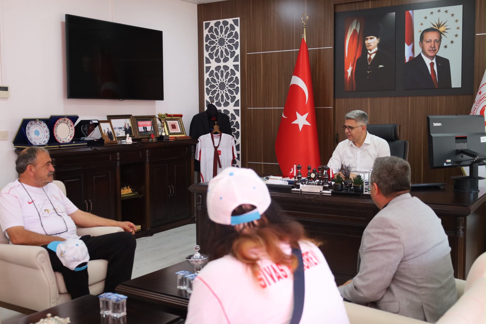 Sivas Huzurevi Yaşlı Bakım ve Rehabilitasyon Merkezi Müdürlüğü Bocce Takımımız İl Müdürümüz Özgür Kırmızıtaş’ı Ziyaret Etti