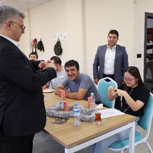 İl Müdürümüz Özgür Kırmızıtaş, Hamidiye Gündüz Bakım, Rehabilitasyon ve Aile Danışma Merkezi Müdürlüğümüzü Ziyaret Etti - fotoğraf 2