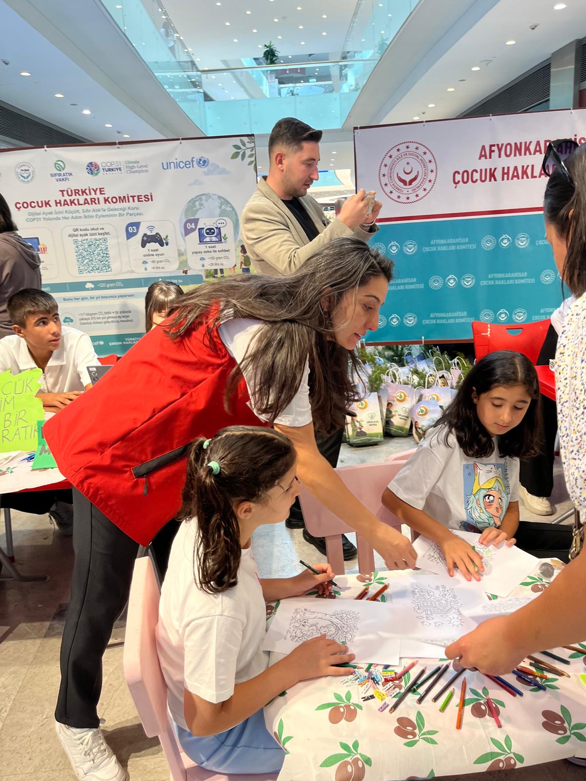 Çocuk Hakları Komitemizin COP31 Standına Aileler ve Çocuklardan Yoğun İlgi