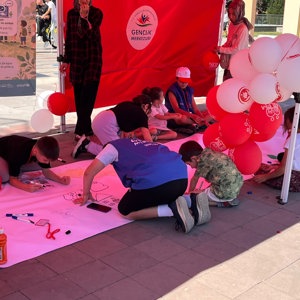 Uşak’ta İklim İçin Çocuklardan Anlamlı Dokunuş: Atapark'ta Farkındalık Standı Yoğun İlgi Gördü - fotoğraf 2