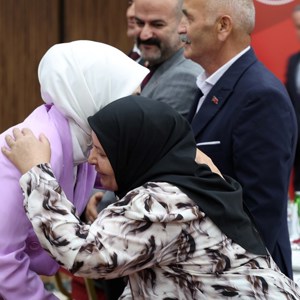 Bakanımız Mahinur Özdemir Göktaş, Hakkari’de Şehit Aileleri ve Gazilerle Vefa Buluşmasında Bir Araya Geldi - fotoğraf 2