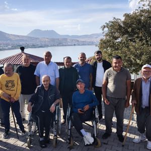 Ahlat Engelsiz Yaşam Merkezi sakinlerimiz Tatvan’ın eşsiz manzarasında aynı masanın etrafında buluştu - fotoğraf 2