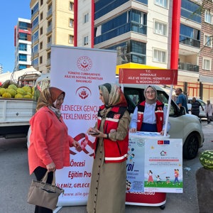 Koruyucu Aile, Çocuk Hizmetleri ile Aile ve Toplum Hizmetleri birimlerinde görev yapan çalışma arkadaşlarımız, ilimiz semt pazarında vatandaşlarımızla bir araya geldi. - fotoğraf 5