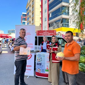 Koruyucu Aile, Çocuk Hizmetleri ile Aile ve Toplum Hizmetleri birimlerinde görev yapan çalışma arkadaşlarımız, ilimiz semt pazarında vatandaşlarımızla bir araya geldi. - fotoğraf 4