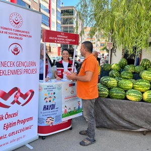 Koruyucu Aile, Çocuk Hizmetleri ile Aile ve Toplum Hizmetleri birimlerinde görev yapan çalışma arkadaşlarımız, ilimiz semt pazarında vatandaşlarımızla bir araya geldi. - fotoğraf 3