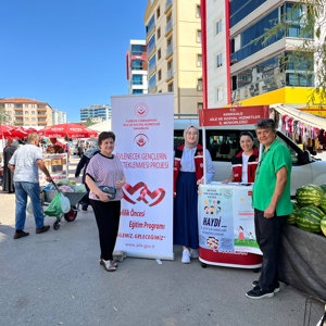 Koruyucu Aile, Çocuk Hizmetleri ile Aile ve Toplum Hizmetleri birimlerinde görev yapan çalışma arkadaşlarımız, ilimiz semt pazarında vatandaşlarımızla bir araya geldi. - fotoğraf 1